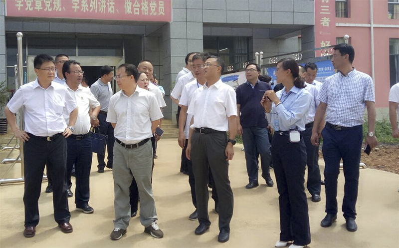 貴 州 省 人 大 常 委 會(huì) 副 主 任 、 秘 書 長(zhǎng) 陳鳴明（前排中），赫章縣委副書記、縣長(zhǎng)胡海 （前排左二），副縣長(zhǎng)唐瑜等領(lǐng)導(dǎo)到我校調(diào)研。